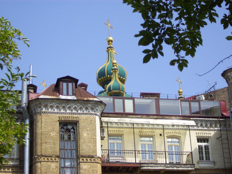 Двор и купол Андреевской церкви Киев, Украина