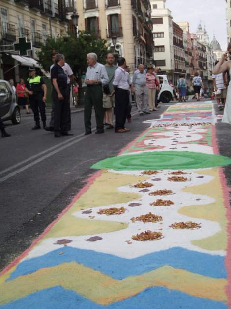 Конкурс рисунков на асфальте проводился в честь праздника какаого-то святого. Рисунки непростые, а соленые. Я не поверила и лизнула. И правда соль! Мадрид, Испания