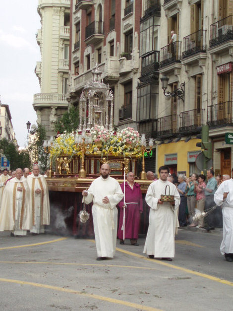 Испанцы очень верующая нация,они чтят своих святых.Каждое воскресенье  ходят на службу,при этом обязательно наряжаются,стараются своих детей с детства приобщить к церкви. Мадрид, Испания