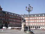 Пласа де Майор.На коне Филипп 3,член королевской династии Габсбургов,именно по его приказу и была основана эта площадь.Примерно в 16-18 века эта площадь являлась своеобразным центром Мадрида.