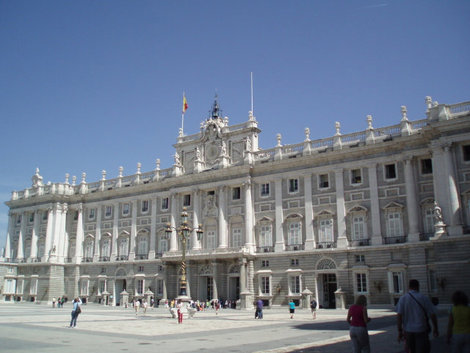 Паласио Реаль (Королевский Дворец).Королевская семья в нем не живет,поэтому попасть в него можно в любой день,кроме понедельника,и тех дней,когда проходят торжественные приемы. Мадрид, Испания