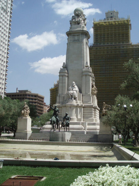 Памятник Сервантесу и его бессмертным героям Дон Кихоту и Санчо Пансо.Этот памятник был установлен в честь 300 летия со дня смерти писателя в 1915 году. Мадрид, Испания