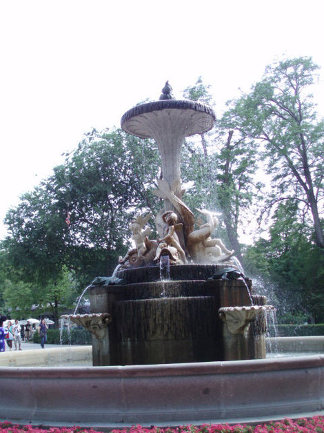 Галапагосский фонтан — один из красивейших фонтанов парка Ретиро в Мадриде. Мадрид, Испания