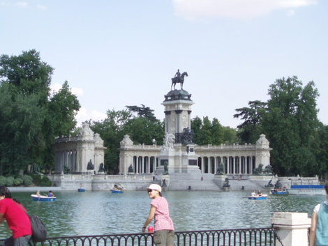 Монумент Альфонсу 12, расположенный в начале парка Ретиро. Мадрид, Испания