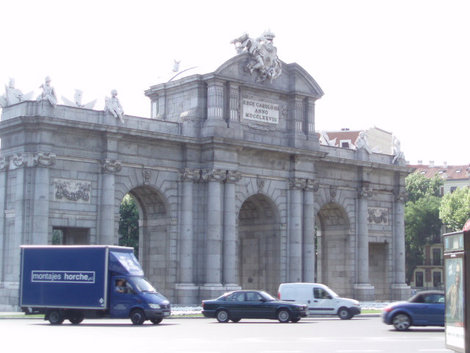 Ворота Алкала на площади Независимости были построены по заказу Карла 3,дабы украсить въезд в городо перед приездом Маргариты Австрийской. Прототипом послужила Триумфальная арка в Париже. Мадрид, Испания