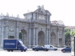 Ворота Алкала на площади Независимости были построены по заказу Карла 3,дабы украсить въезд в городо перед приездом Маргариты Австрийской. Прототипом послужила Триумфальная арка в Париже.