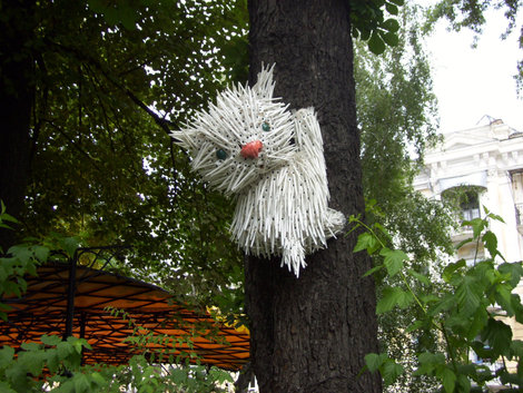 Этот кот из пластмасовых вилок сидит на дереве уличного кафе у Золотых ворот Киев, Украина