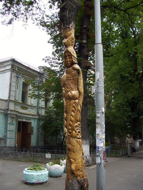Эта скульптура — часть обгоревшего дерева Киев, Украина