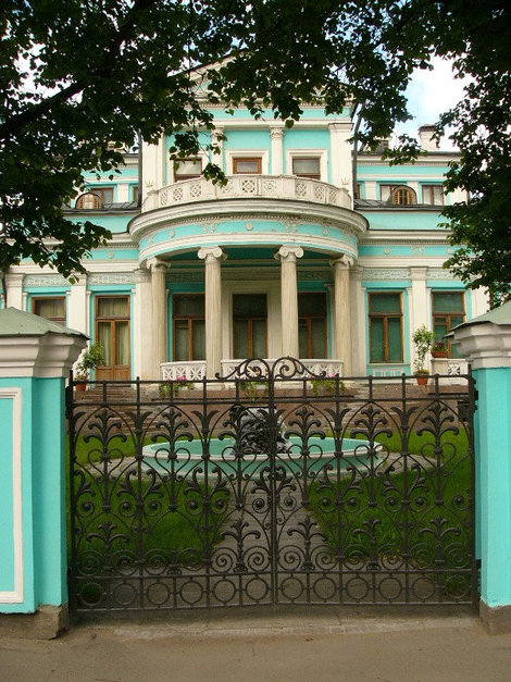 Неизвестный особняк с фонтаном во внутреннем дворике. Москва, Россия