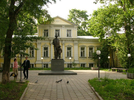 Дом, где раньше жил Белинский, а теперь стоит Фритьоф Нансен. Москва, Россия