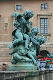 Скульптура во дворе дворца.