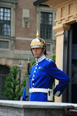 Симпатичный страж порядка у Королевского дворца.