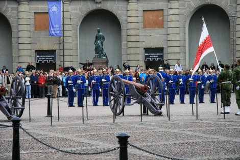 Настоящим представлением для собравшихся туристов становится всякий раз смена караула, проходящая  в полдень перед дворцом. Стокгольм, Швеция