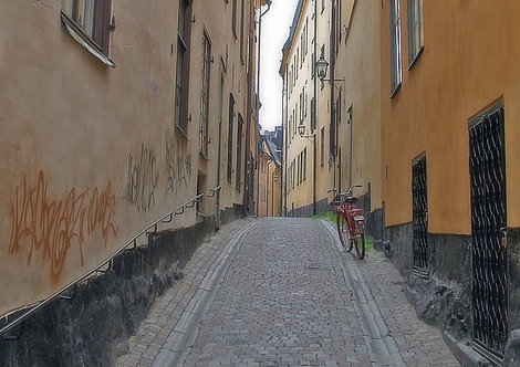 Узкая улица старого центра, по которому удобнее всего передвигаться на велосипеде. Стокгольм, Швеция