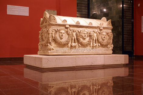 Мраморный саркофаг а зеркальном полу Анталия, Турция