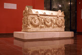 Мраморный саркофаг а зеркальном полу