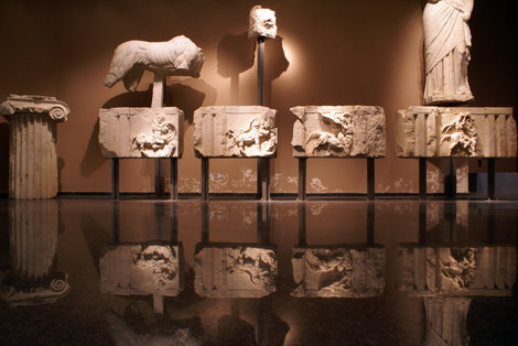 Фрагменты античных статуй в Археологическом музее Анталия, Турция