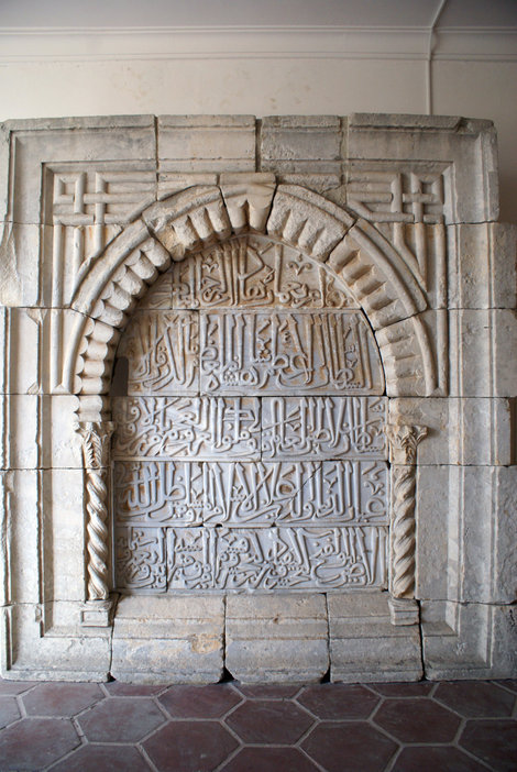 Арабская вязь на камне Анталия, Турция