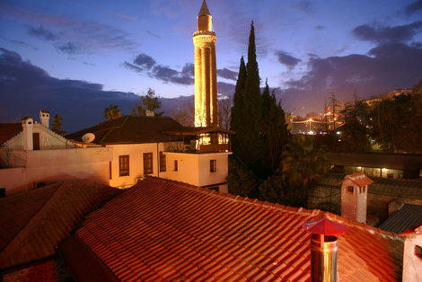 Минарет Ивли ночью Анталия, Турция