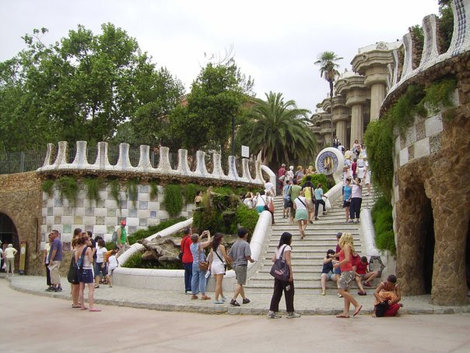 Главный вход. Парк Гуэль признан уникальным произведением мирового архитектурного искусства. Барселона, Испания