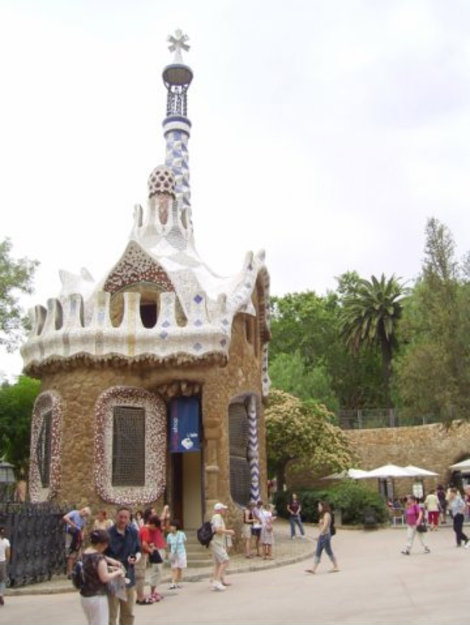 Слева от главного входа в парк Гуэль располагается служебный павильон. Крест, венчающий башню служебного помещения, является своеобразным повторением темы креста, расположенного на доме привратника. Барселона, Испания