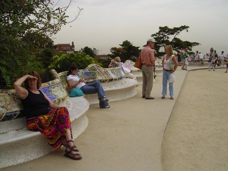 На верхнем уровне террасы располагается знаменитая «бесконечная» скамья парка -Жузеп-Мария Жужоль. Она мягко и плавно обрамляет все сооружение и тем самым делает его живым и выразительным. Барселона, Испания