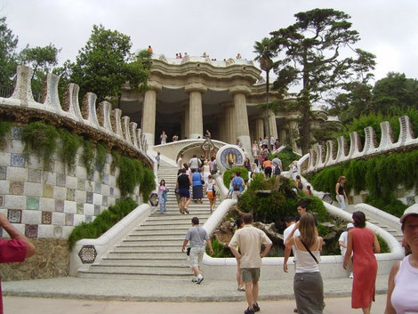 За воротами поднимается широкая лестница с фонтанчиками, гербом Каталонии и огромной мозаичной ящерицей, ставшей одним из символов Барселоны. Барселона, Испания