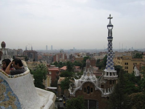 Вид, открывающийся с террасы. Терраса парка служит крышей врезанного в склон холма зала, своды которого поддерживают 86 утрированных дорических колонн. Барселона, Испания