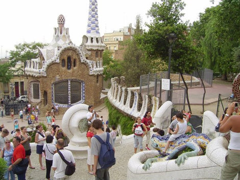 Вид на парк со стороны лестницы. Справа  мозаичная ящерица – символ Барселоны. Барселона, Испания