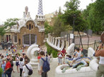 Вид на парк со стороны лестницы. Справа  мозаичная ящерица – символ Барселоны.