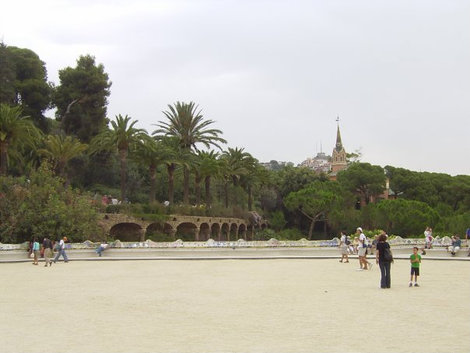 Живая, динамичная и выразительная композиция парка. Барселона, Испания