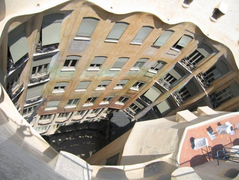 Изогнутая линия крыши напоминает хребет гигантского дракона. Барселона, Испания