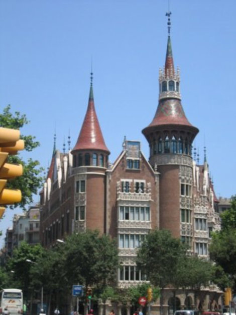 Удивительное архитектурное творение, сочетание готики и модерна, — так называемый дом со шпилями, или дом Серра (архитектор Пуч-и-Кадафалк) Барселона, Испания