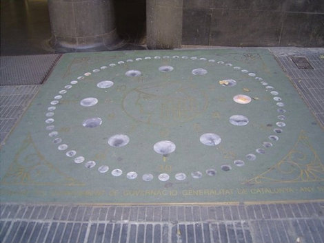 Часы на асфальте Барселона, Испания