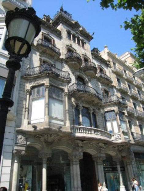 Дома Эщампле поражают изобретательными украшениями. Барселона, Испания