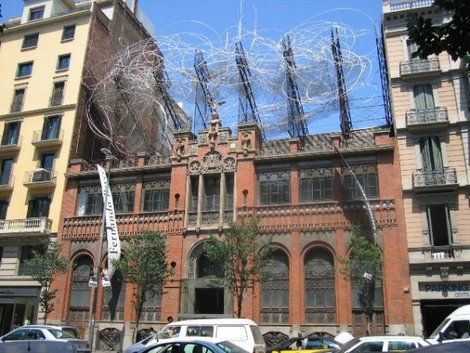 Музей под названием Фонд Тапиес. Здание стиля модерн украшает наверху произведение под названием Облако и стул того самого Антонио Тапиеса, чей музей тут находится. Барселона, Испания