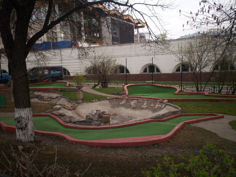 Поле для мини-гольфа; бассейн — на заднем плане Москва, Россия