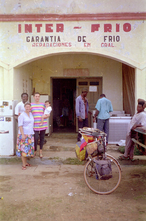 Та самая женщина с детьми и мужем около его мастерской по ремонту холодильников Экваториальная Гвинея
