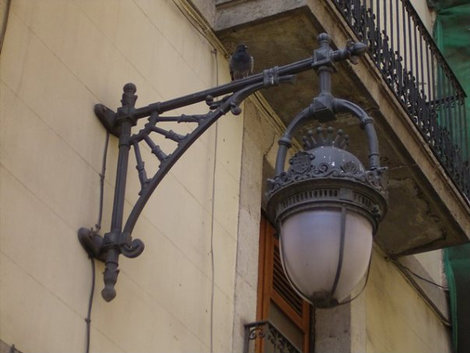 Такие вот старые фонари украшают многие дома и улицы Готического квартала. Барселона, Испания