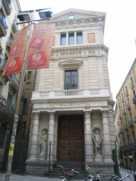 Напротив Женералитета стоит здание мэрии Барселоны. Вверху развеваются три флага — Каталонии, Испании и (как я предполагаю) города Барселоны (не путать с флагом футбольного клуба Барселона). Барселона, Испания