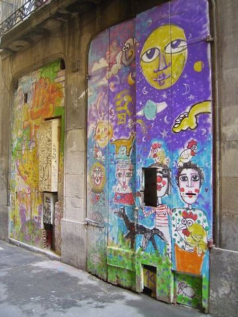 Современные граффити на старинных стенах. Барселона, Испания