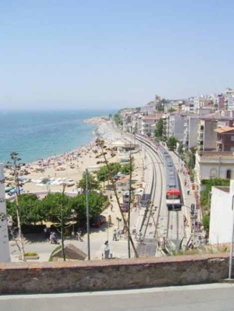 Вдоль пляжа тянутся километры железной дороги. Калелья, Испания