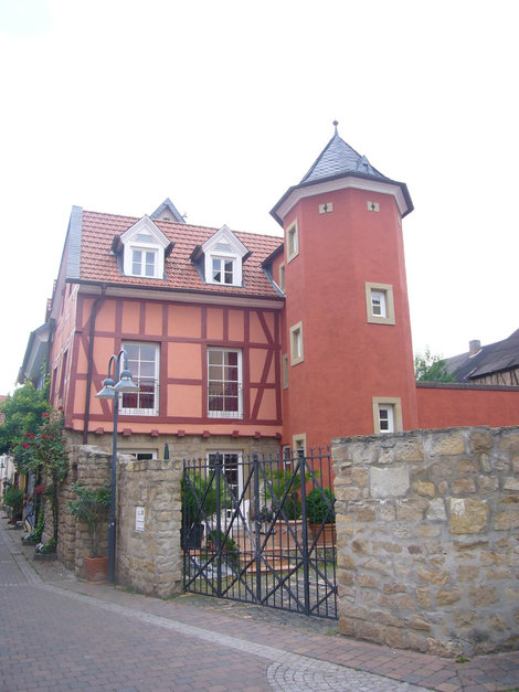 Многоквартирный жилой дом с башней. Бад-Зобернхайм, Германия