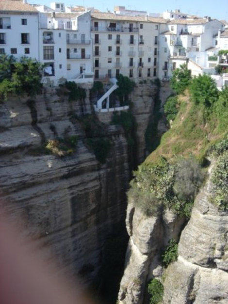 Вид с балкона на дно ущелья. Ронда, Испания