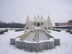 Индуистский храм, построен в 2004 году.