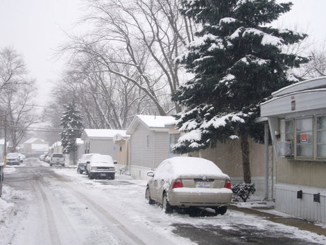 Поселок из домов Мобил хаус снежным утром 1-го января. Чикаго, CША
