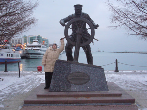 У озера Мичиган — памятник капитану. Чикаго, CША
