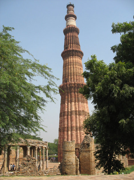 Дели. Кутб-Мина́р (также Куту́б-Мина́р или Кута́б-Мина́р,Qutub Minar)