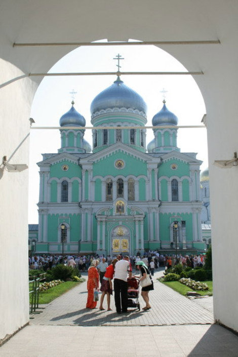 Вид на Свято Троицкий собор со стороны колокольни. Дивеево, Россия