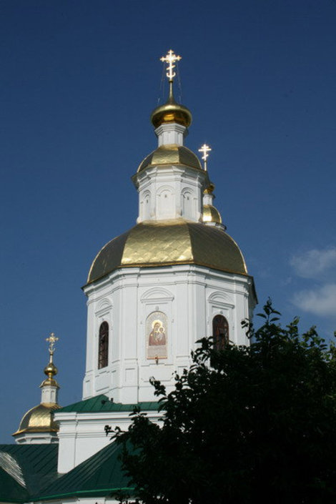 Блестят на солнце золотые купола Казанской церкви. Дивеево, Россия